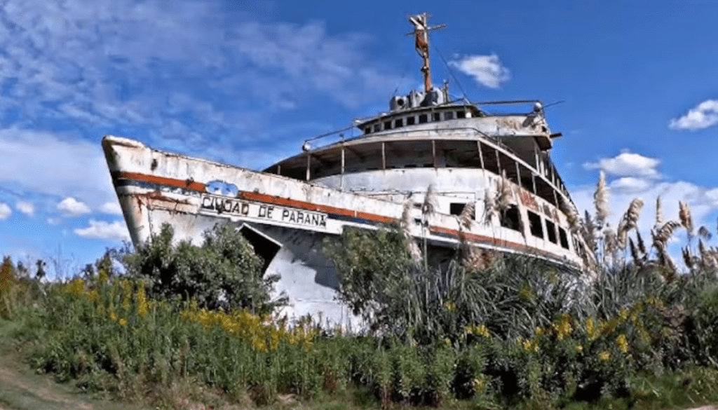 El barco que viajaba por América y ahora yace abandonado: la historia del crucero argentino&nbsp;olvidado